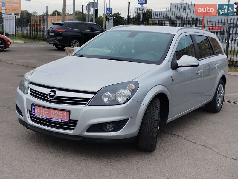 Универсал Opel Astra 2010 в Полтаве