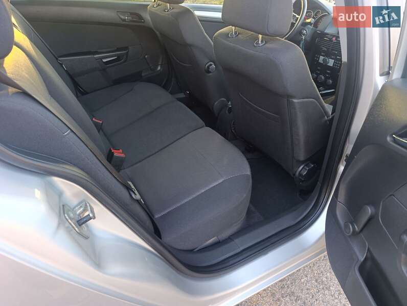 Универсал Opel Astra 2010 в Полтаве
