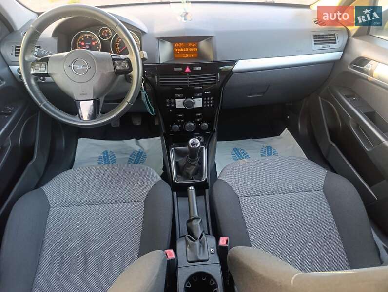 Универсал Opel Astra 2010 в Полтаве