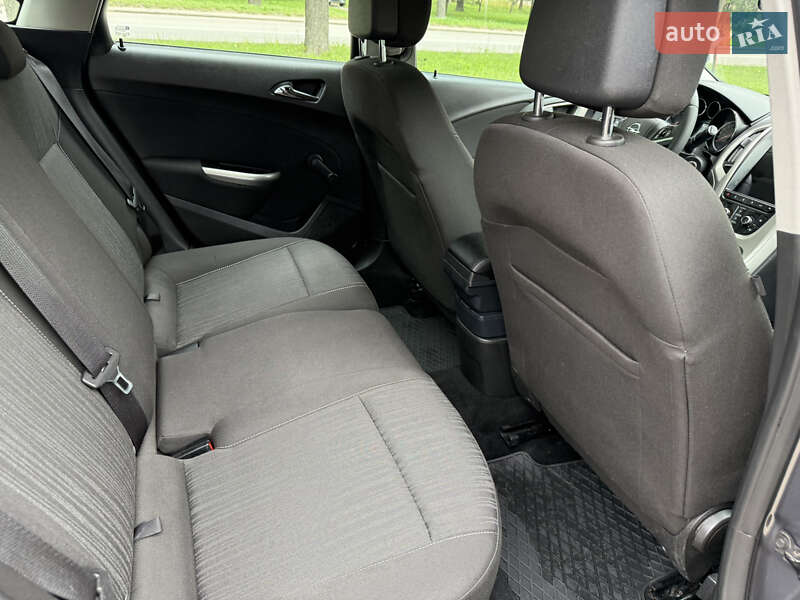 Универсал Opel Astra 2011 в Ровно