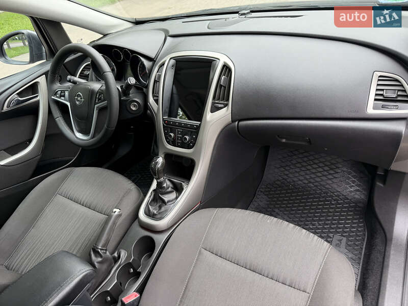Универсал Opel Astra 2011 в Ровно