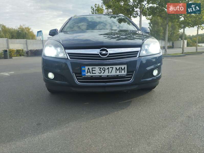 Универсал Opel Astra 2010 в Днепре