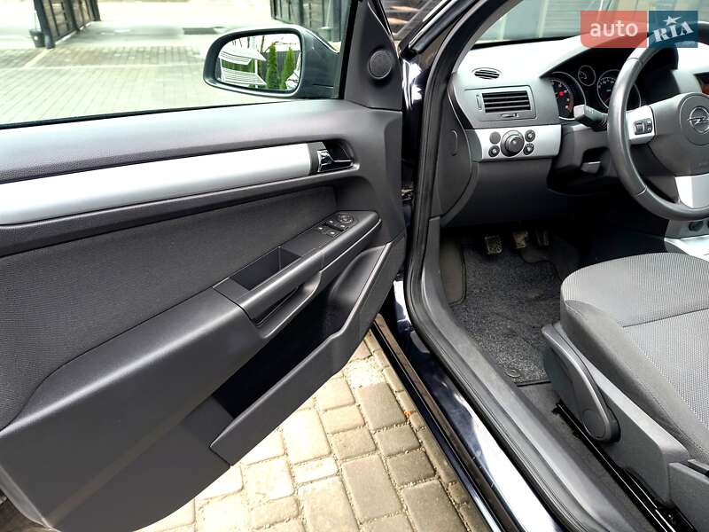 Хэтчбек Opel Astra 2009 в Звягеле