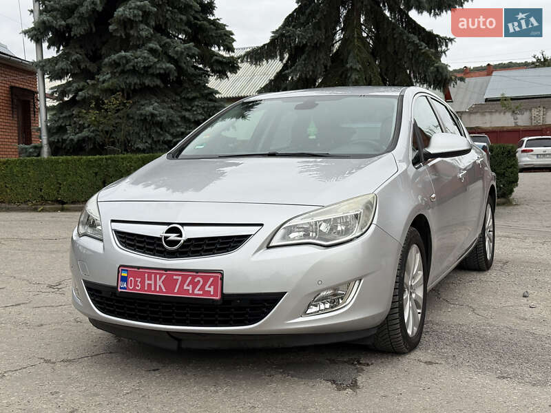 Хэтчбек Opel Astra 2010 в 