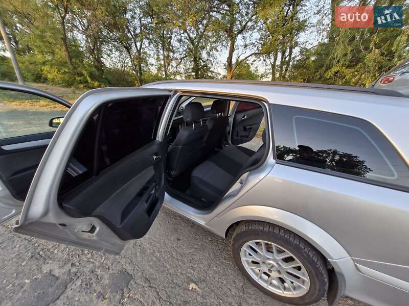 Универсал Opel Astra 2006 в Смеле