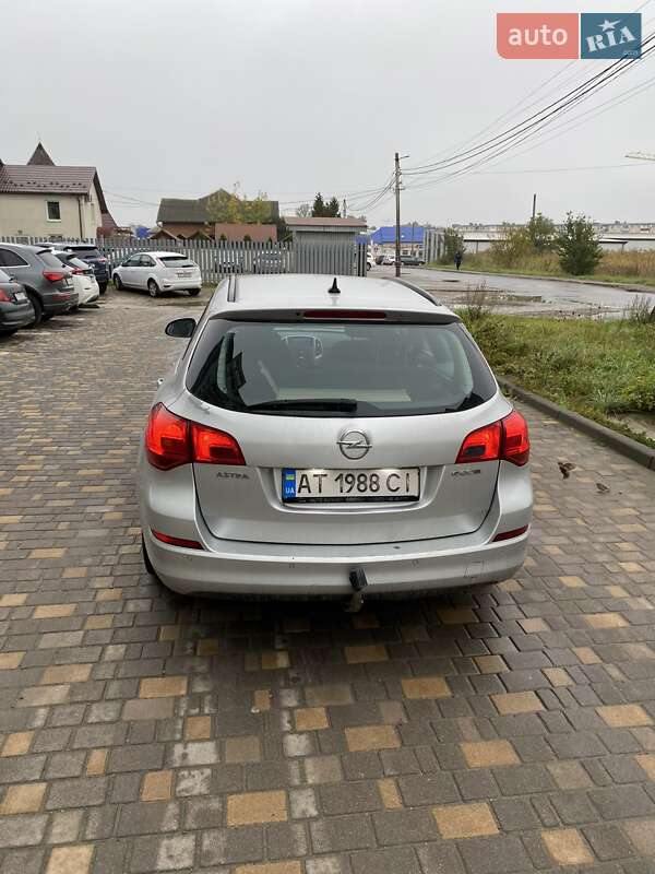 Универсал Opel Astra 2012 в 