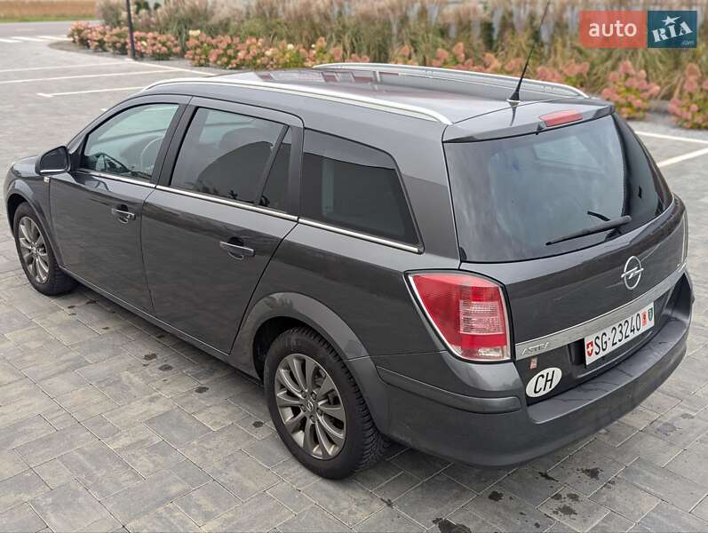Универсал Opel Astra 2011 в Луцке