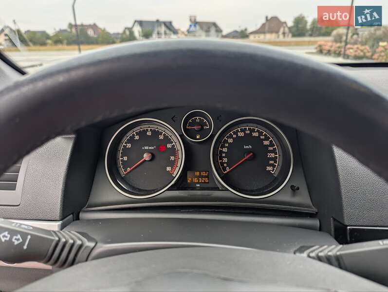 Универсал Opel Astra 2011 в Луцке