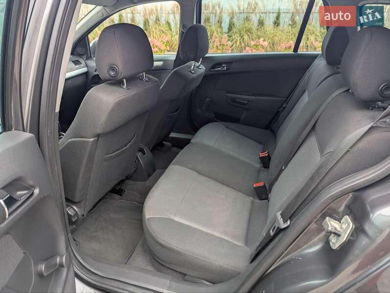 Универсал Opel Astra 2011 в Луцке