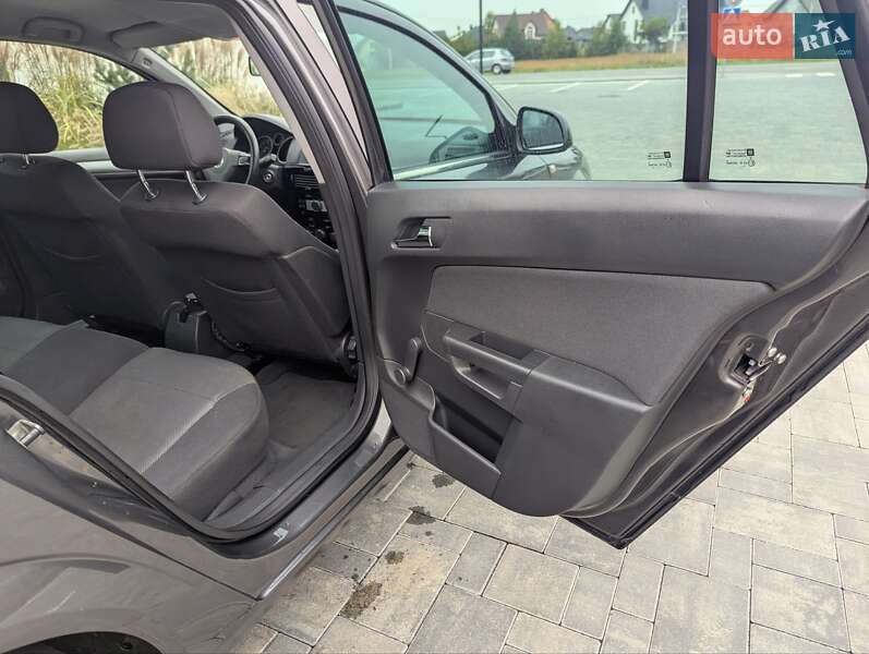 Универсал Opel Astra 2011 в Луцке