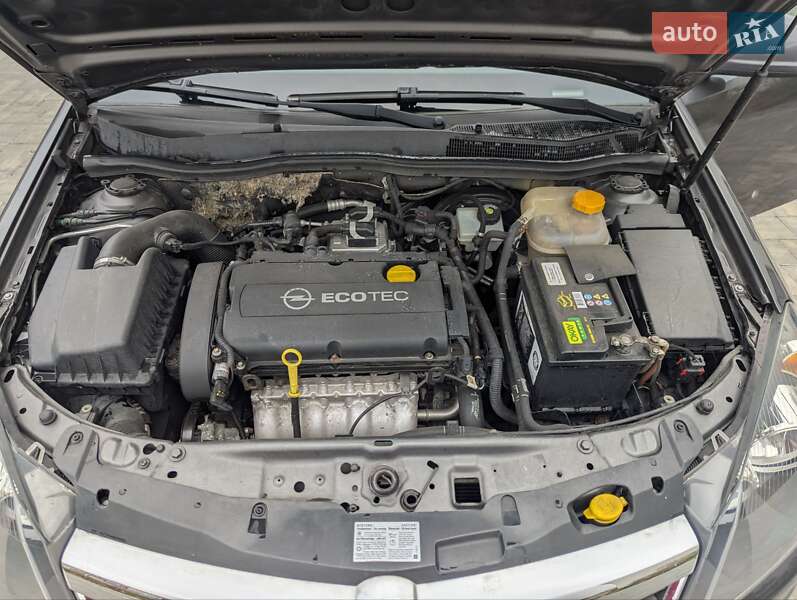 Универсал Opel Astra 2011 в Луцке