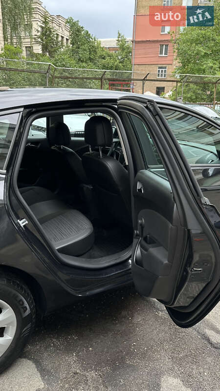 Хэтчбек Opel Astra 2015 в Киеве