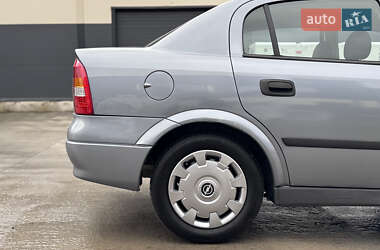 Седан Opel Astra 2009 в 