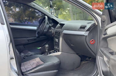 Хэтчбек Opel Astra 2005 в 