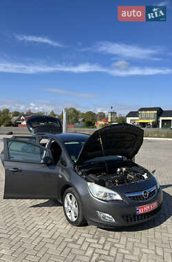 Универсал Opel Astra 2011 в 