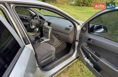 Хэтчбек Opel Astra 2011 в 