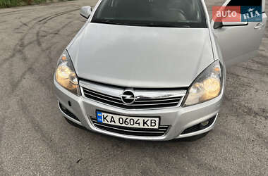 Хэтчбек Opel Astra 2013 в 