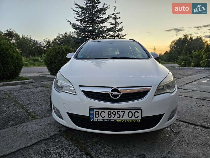 Универсал Opel Astra 2012 в Новом Роздоле