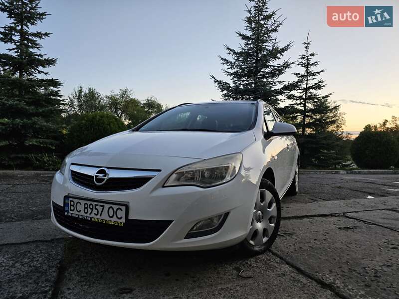 Универсал Opel Astra 2012 в Новом Роздоле