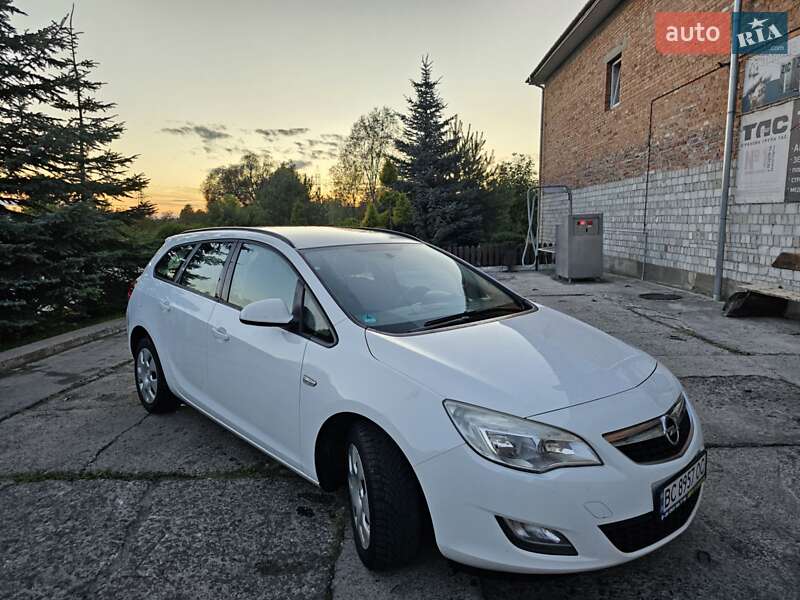 Универсал Opel Astra 2012 в Новом Роздоле