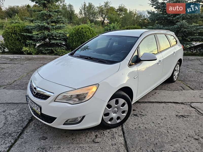 Универсал Opel Astra 2012 в Новом Роздоле