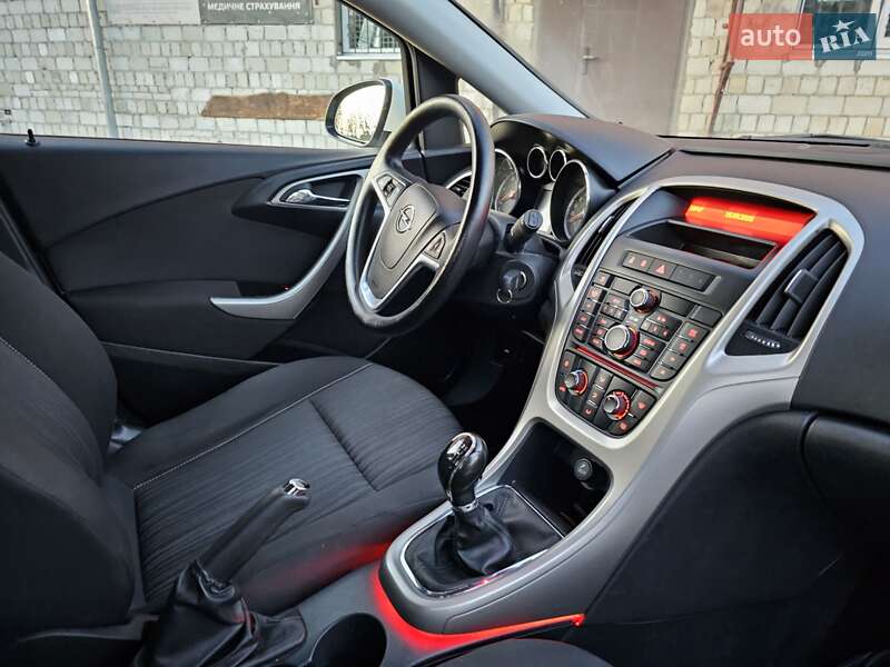Универсал Opel Astra 2012 в Новом Роздоле