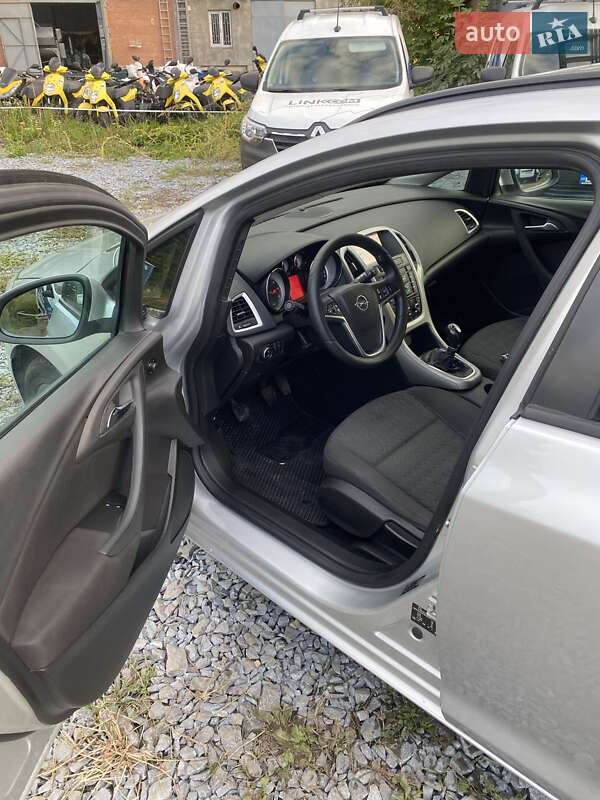 Универсал Opel Astra 2013 в Львове