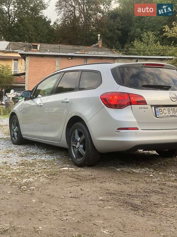 Универсал Opel Astra 2013 в Львове