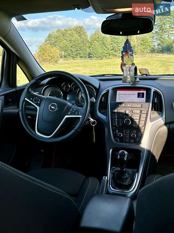 Универсал Opel Astra 2014 в Старой Выжевке