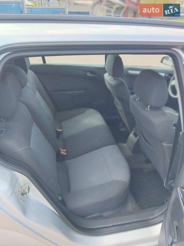 Универсал Opel Astra 2006 в Ровно