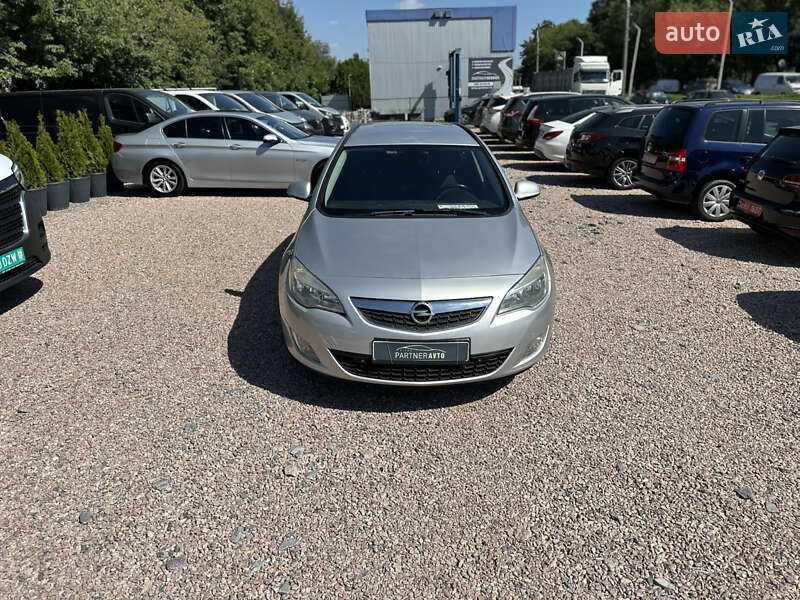Универсал Opel Astra 2011 в Ровно
