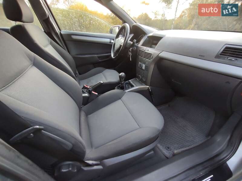 Универсал Opel Astra 2005 в Старом Самборе