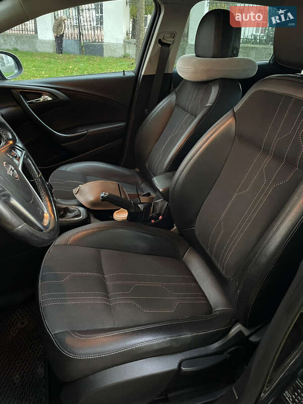 Универсал Opel Astra 2012 в Остроге