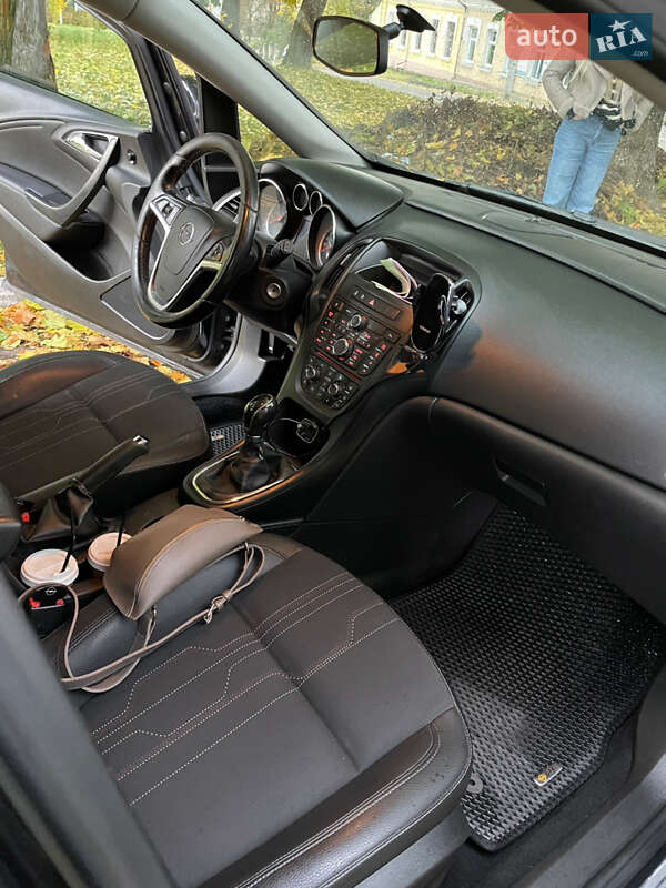 Универсал Opel Astra 2012 в Остроге