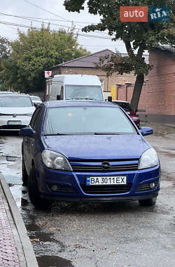 Хэтчбек Opel Astra 2005 в 