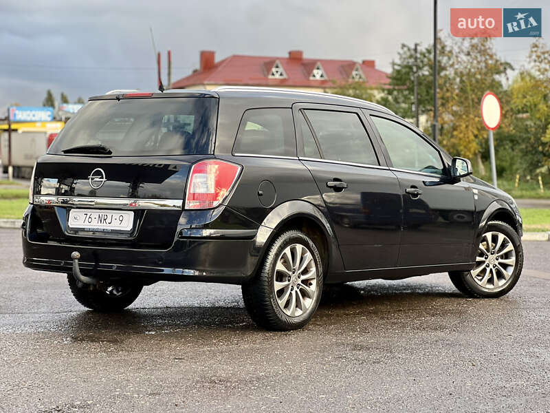 Универсал Opel Astra 2010 в Дубно