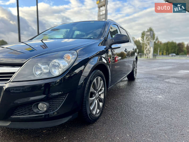 Универсал Opel Astra 2010 в Дубно