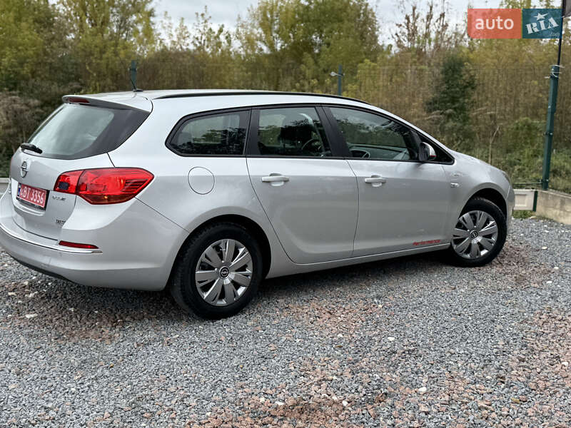 Универсал Opel Astra 2016 в Дрогобыче