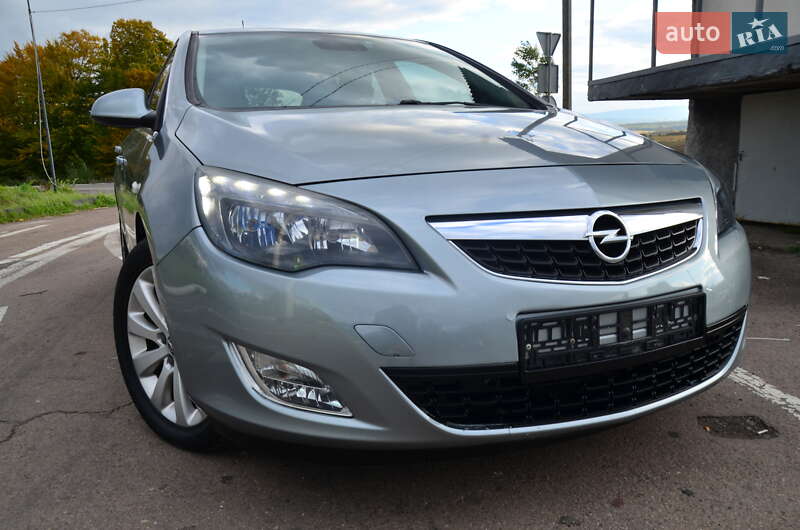 Хэтчбек Opel Astra 2012 в Дрогобыче