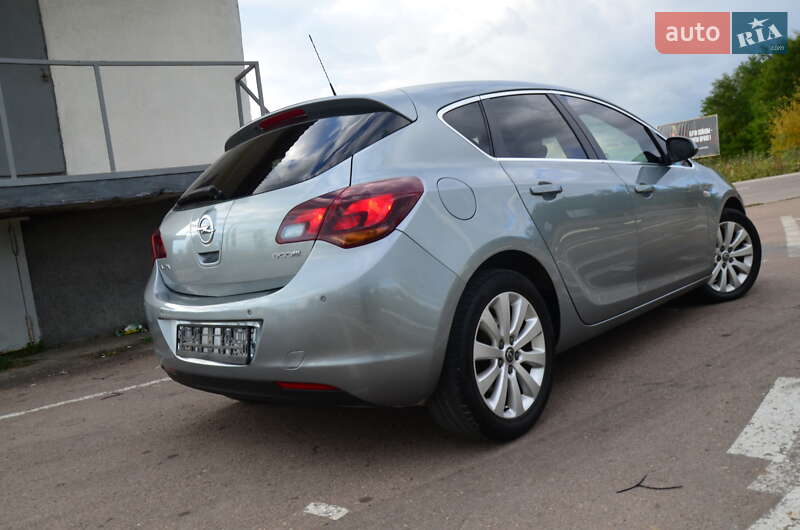 Хэтчбек Opel Astra 2012 в Дрогобыче