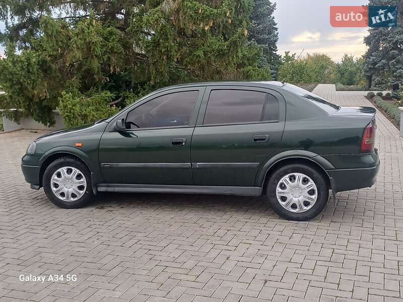 Седан Opel Astra 2002 в Новой Одессе