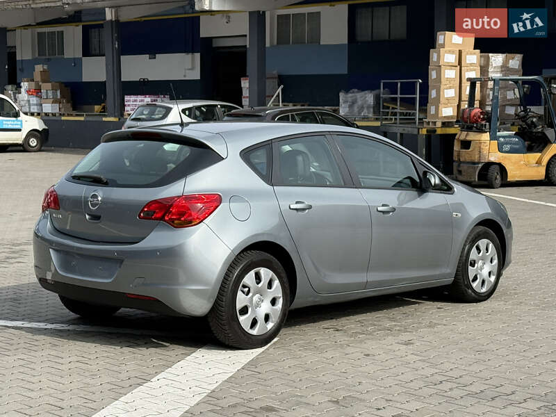 Хетчбек Opel Astra 2011 в Рівному