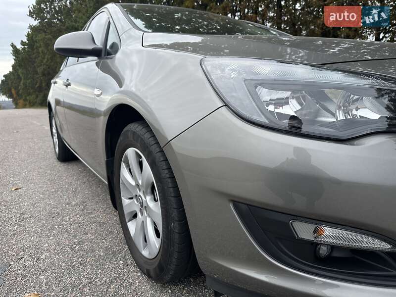 Седан Opel Astra 2015 в Ржищеве фото 5 Седан Opel Astra 2015 в Ржищеве