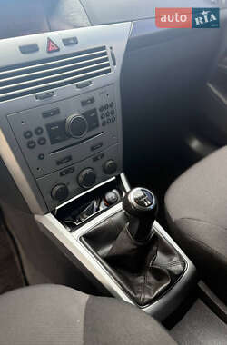 Хэтчбек Opel Astra 2012 в 