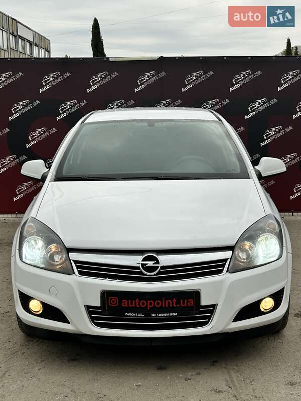 Седан Opel Astra 2013 в Сумах