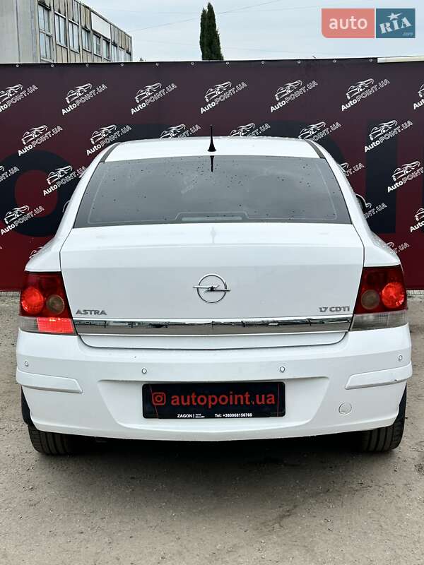 Седан Opel Astra 2013 в Сумах