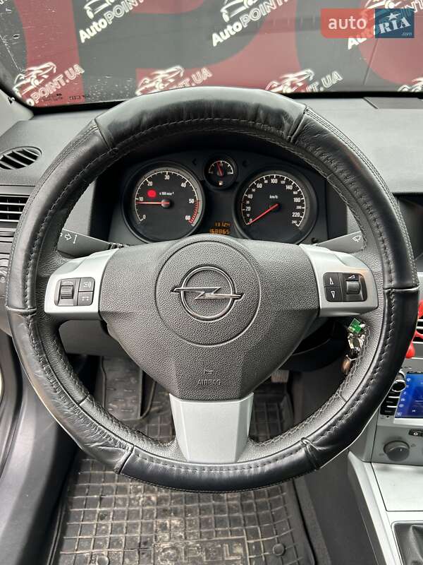 Седан Opel Astra 2013 в Сумах