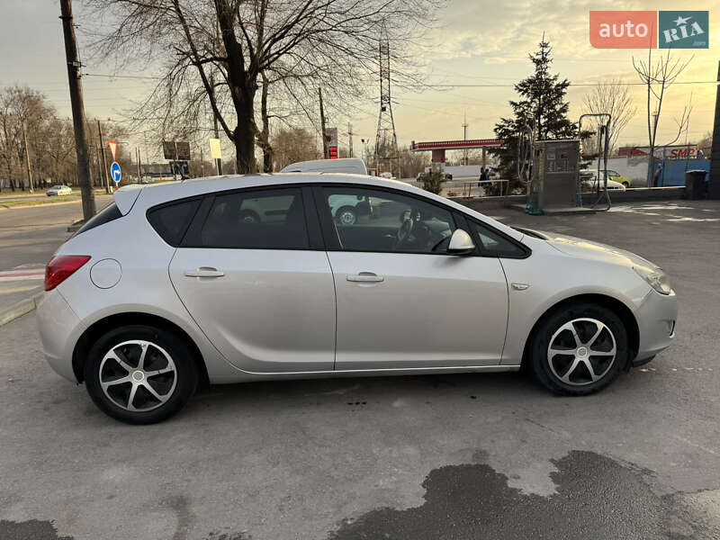 Хэтчбек Opel Astra 2011 в Запорожье