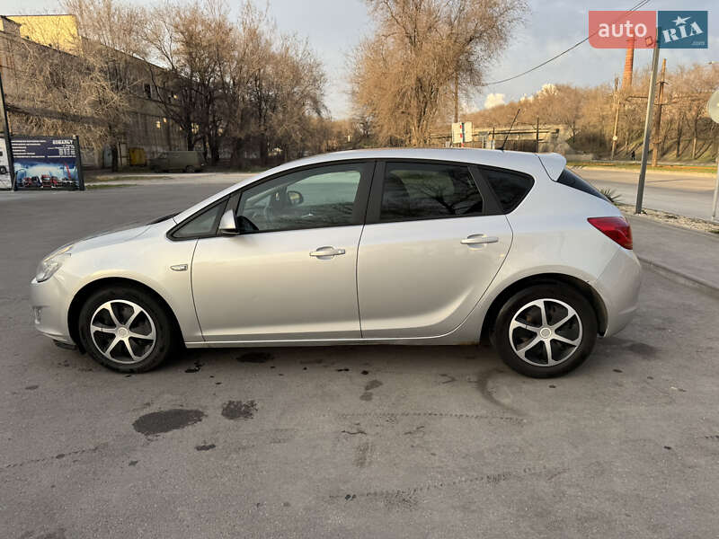 Хэтчбек Opel Astra 2011 в Запорожье