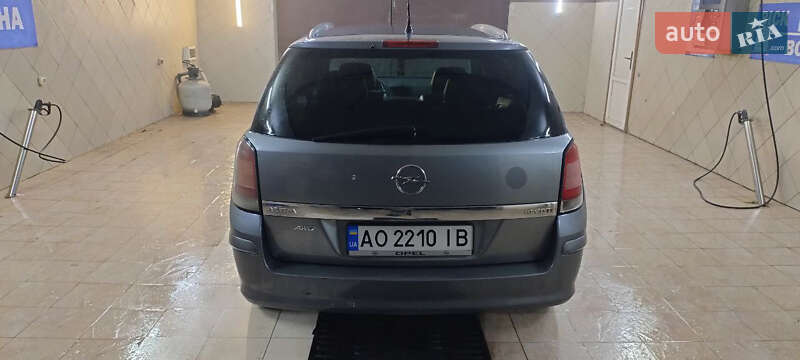 Универсал Opel Astra 2004 в Чопе